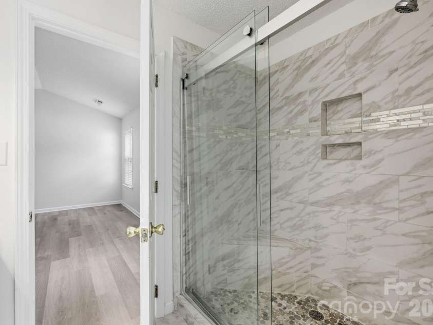 5423 Starflower Drive, Charlotte, NC 28215.  MLS# CAR4394296, YatesRealty ID 33100. 