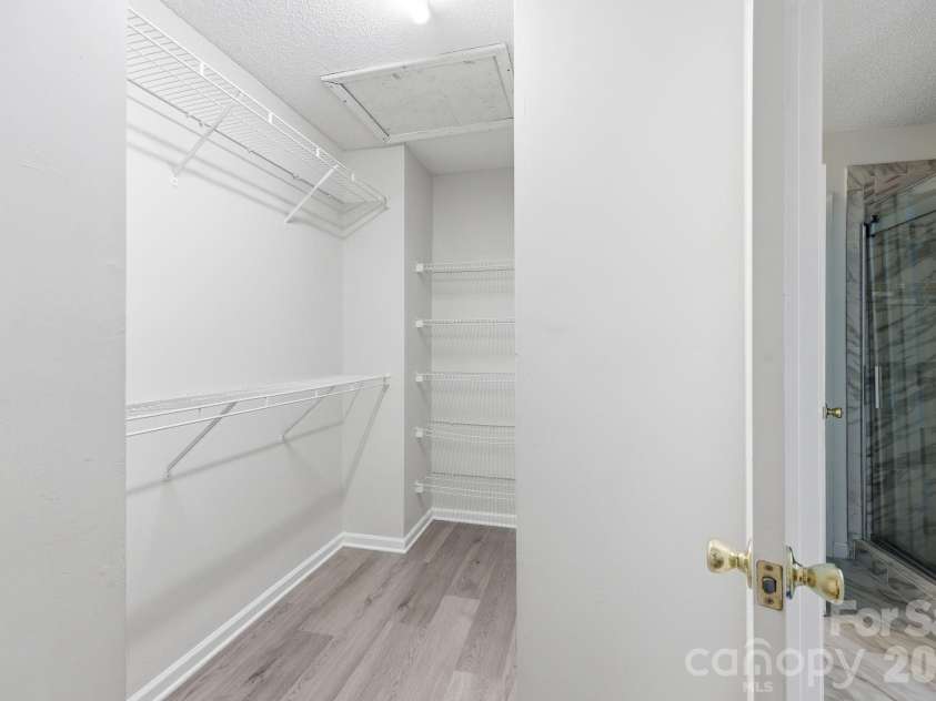5423 Starflower Drive, Charlotte, NC 28215.  MLS# CAR4394296, YatesRealty ID 33100. 