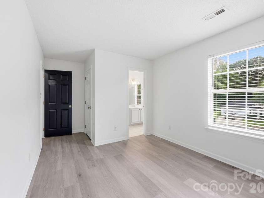 5423 Starflower Drive, Charlotte, NC 28215.  MLS# CAR4394296, YatesRealty ID 33100. 