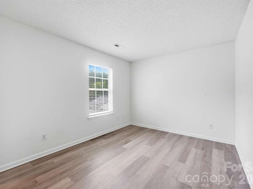 5423 Starflower Drive, Charlotte, NC 28215.  MLS# CAR4394296, YatesRealty ID 33100. 