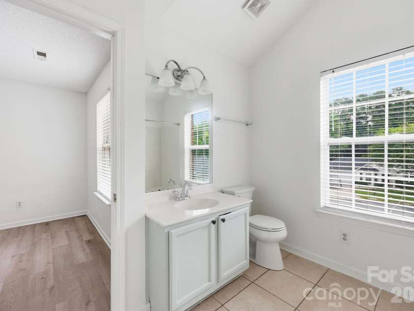 5423 Starflower Drive, Charlotte, NC 28215.  MLS# CAR4394296, YatesRealty ID 33100. 