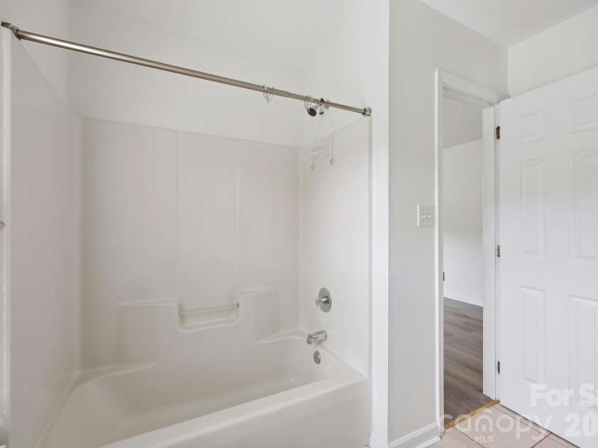 5423 Starflower Drive, Charlotte, NC 28215.  MLS# CAR4394296, YatesRealty ID 33100. 