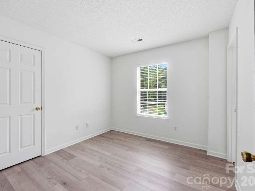 5423 Starflower Drive, Charlotte, NC 28215.  MLS# CAR4394296, YatesRealty ID 33100. 