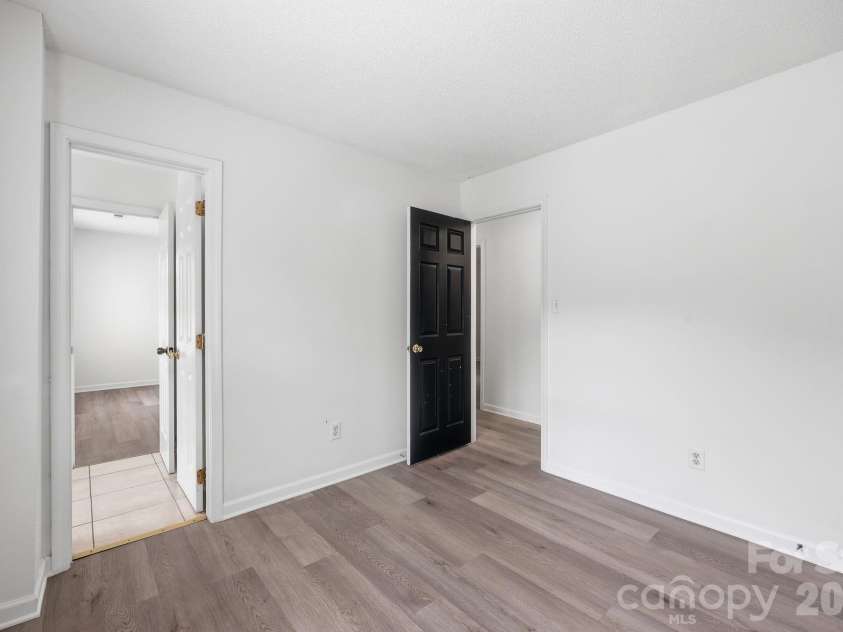 5423 Starflower Drive, Charlotte, NC 28215.  MLS# CAR4394296, YatesRealty ID 33100. 