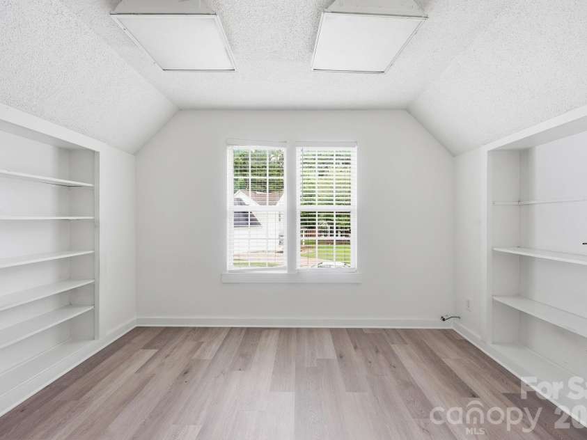 5423 Starflower Drive, Charlotte, NC 28215.  MLS# CAR4394296, YatesRealty ID 33100. 