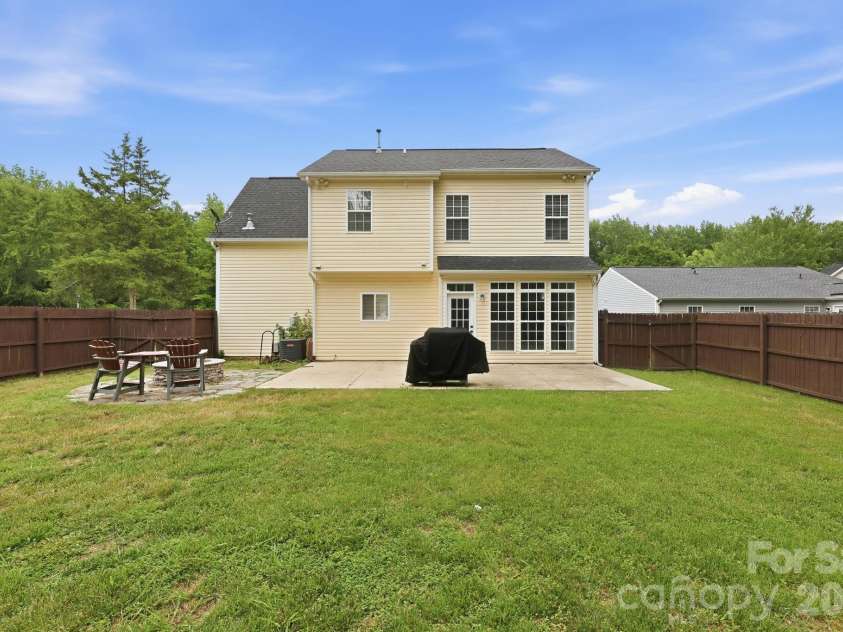 5423 Starflower Drive, Charlotte, NC 28215.  MLS# CAR4394296, YatesRealty ID 33100. 
