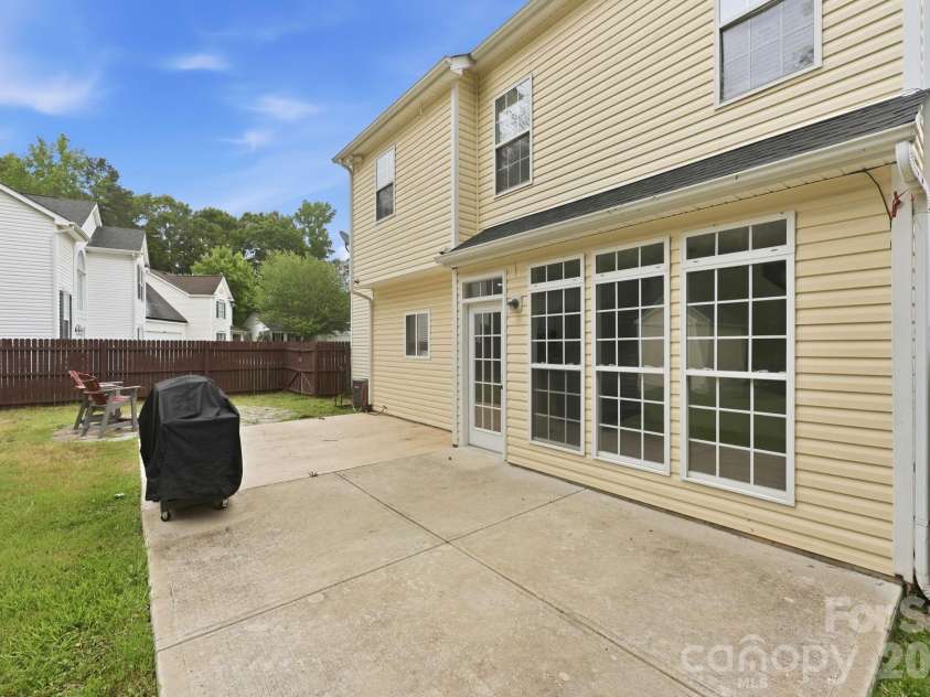 5423 Starflower Drive, Charlotte, NC 28215.  MLS# CAR4394296, YatesRealty ID 33100. 