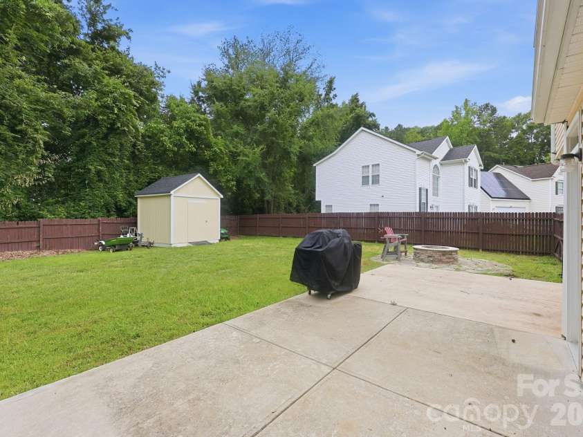 5423 Starflower Drive, Charlotte, NC 28215.  MLS# CAR4394296, YatesRealty ID 33100. 