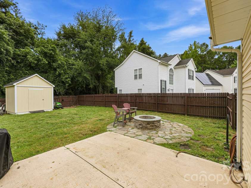 5423 Starflower Drive, Charlotte, NC 28215.  MLS# CAR4394296, YatesRealty ID 33100. 