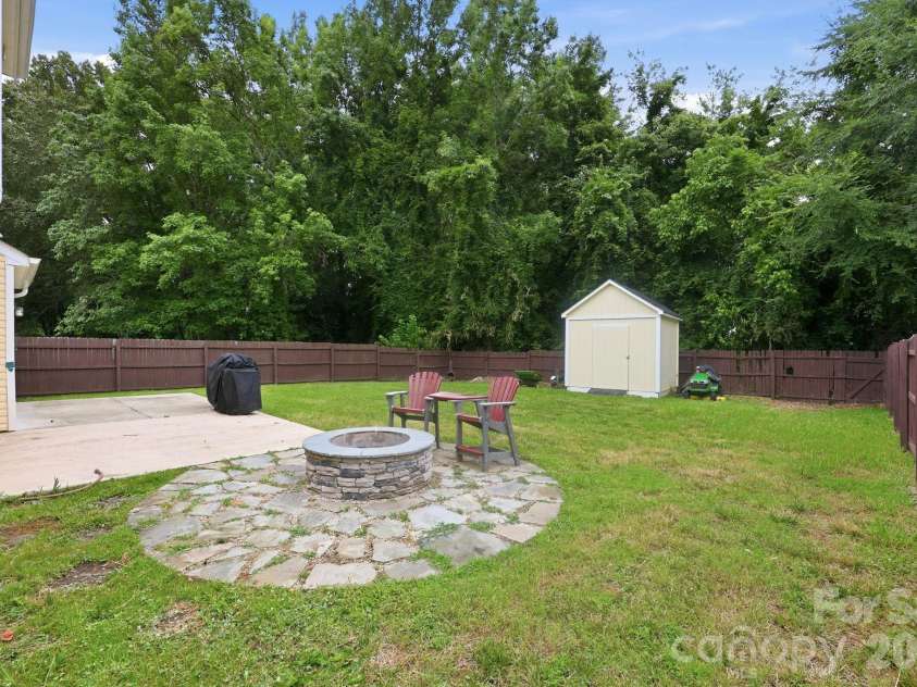 5423 Starflower Drive, Charlotte, NC 28215.  MLS# CAR4394296, YatesRealty ID 33100. 