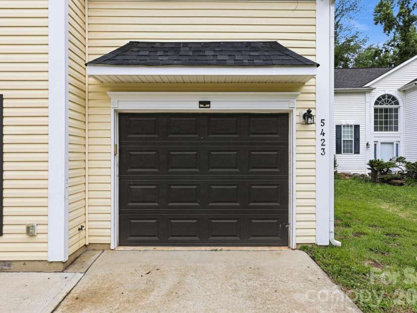 5423 Starflower Drive, Charlotte, NC 28215.  MLS# CAR4394296, YatesRealty ID 33100. 