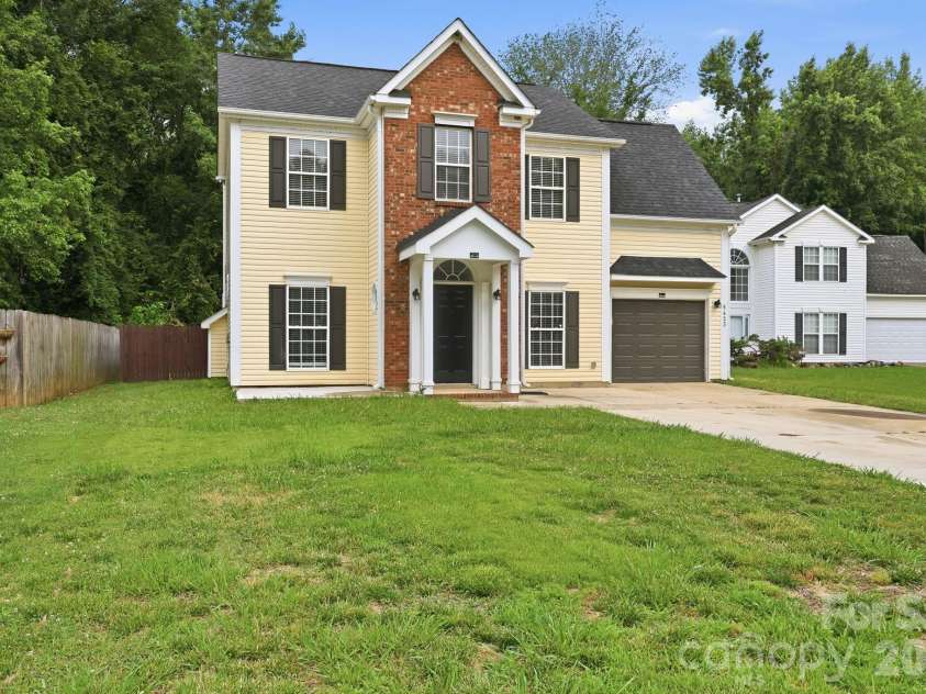 5423 Starflower Drive, Charlotte, NC 28215.  MLS# CAR4394296, YatesRealty ID 33100. 