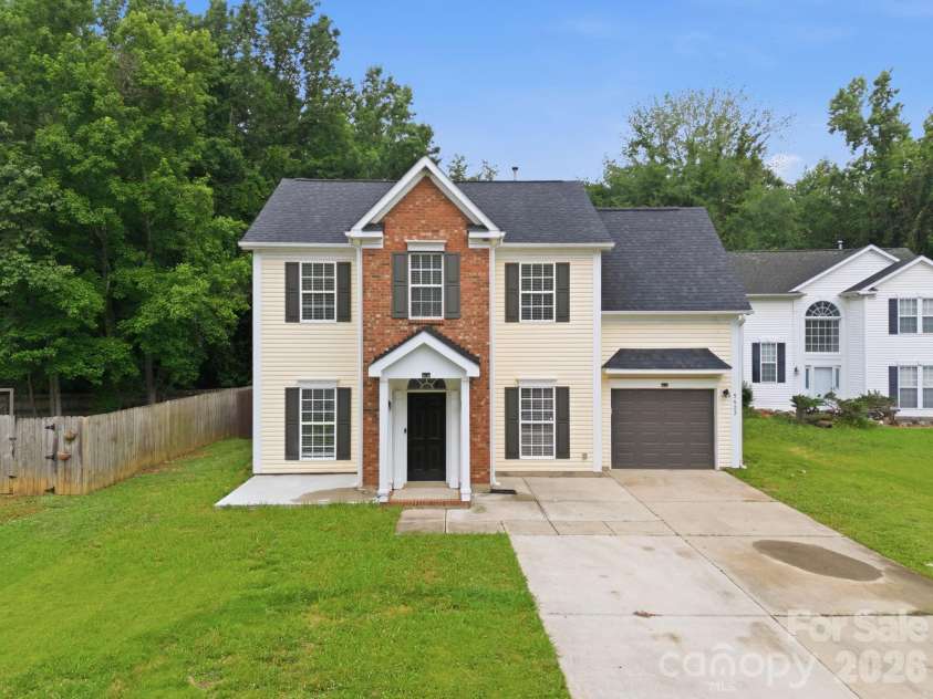 5423 Starflower Drive, Charlotte, NC 28215.  MLS# CAR4394296, YatesRealty ID 33100. 