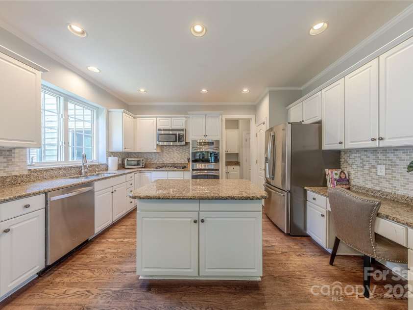 2836 Providence Spring Lane, Charlotte, NC 28270.  MLS# CAR4278726, YatesRealty ID 33101. Chef's Kitchen
