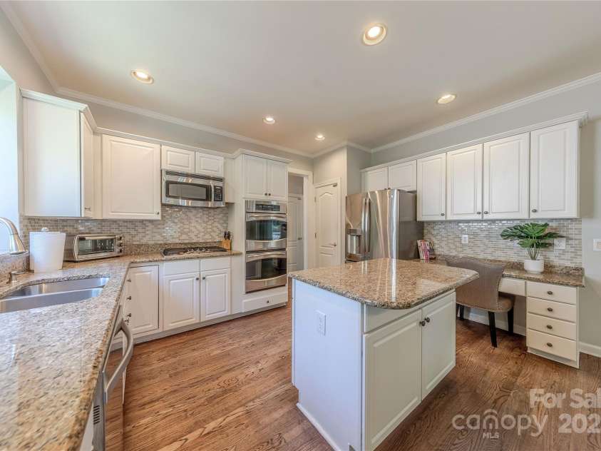 2836 Providence Spring Lane, Charlotte, NC 28270.  MLS# CAR4278726, YatesRealty ID 33101. Double Wall Ovens