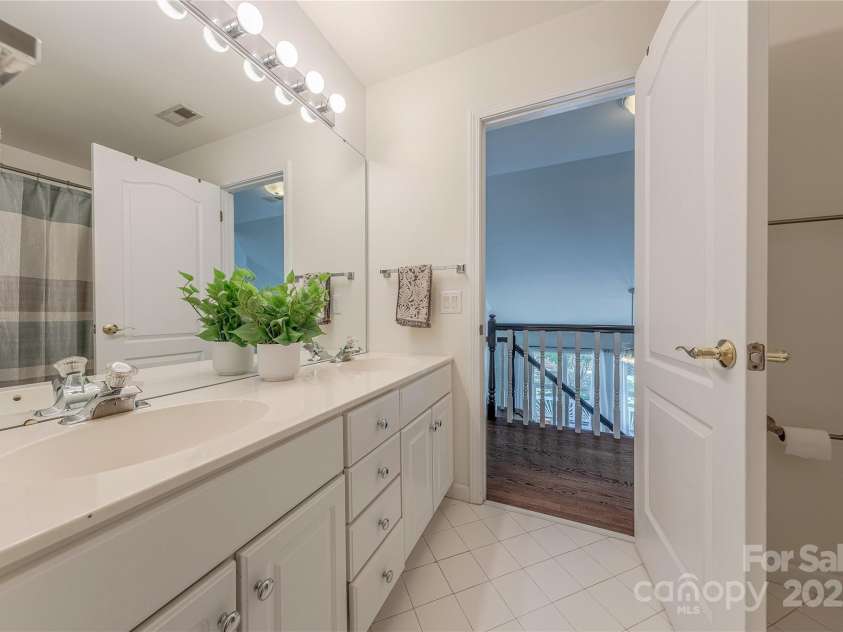 2836 Providence Spring Lane, Charlotte, NC 28270.  MLS# CAR4278726, YatesRealty ID 33101. Full Bathroom Two