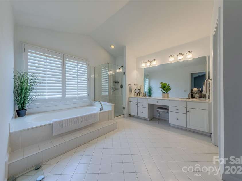2836 Providence Spring Lane, Charlotte, NC 28270.  MLS# CAR4278726, YatesRealty ID 33101. Primary Bath