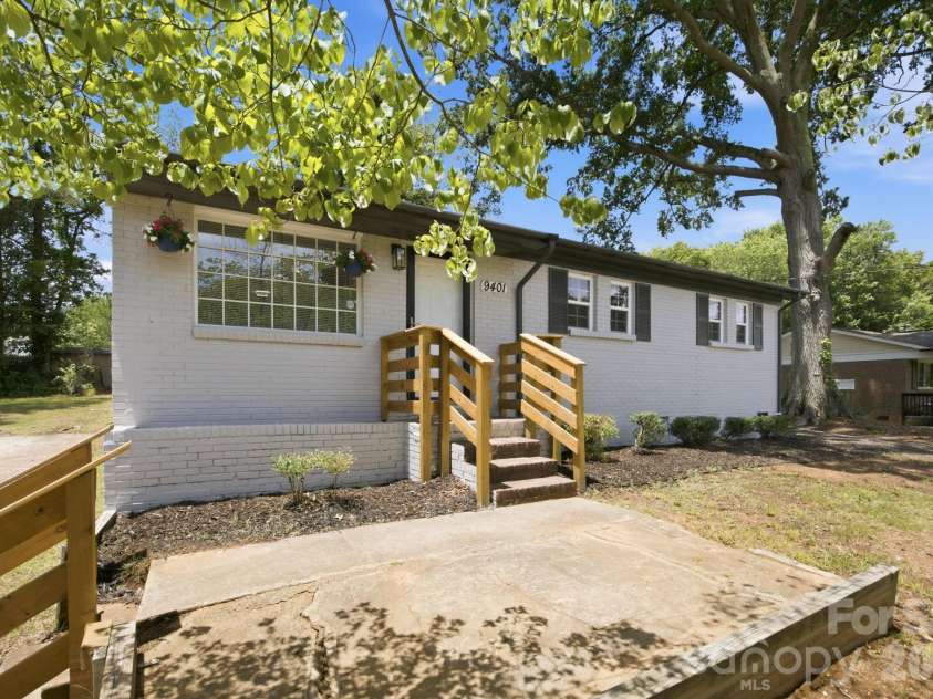 9401 Feldbank Drive, Charlotte, NC 28216.  MLS# CAR4395606, YatesRealty ID 33101. 