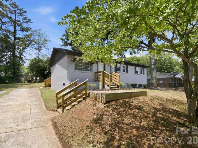 9401 Feldbank Drive, Charlotte, NC 28216.  MLS# CAR4395606, YatesRealty ID 33101. 