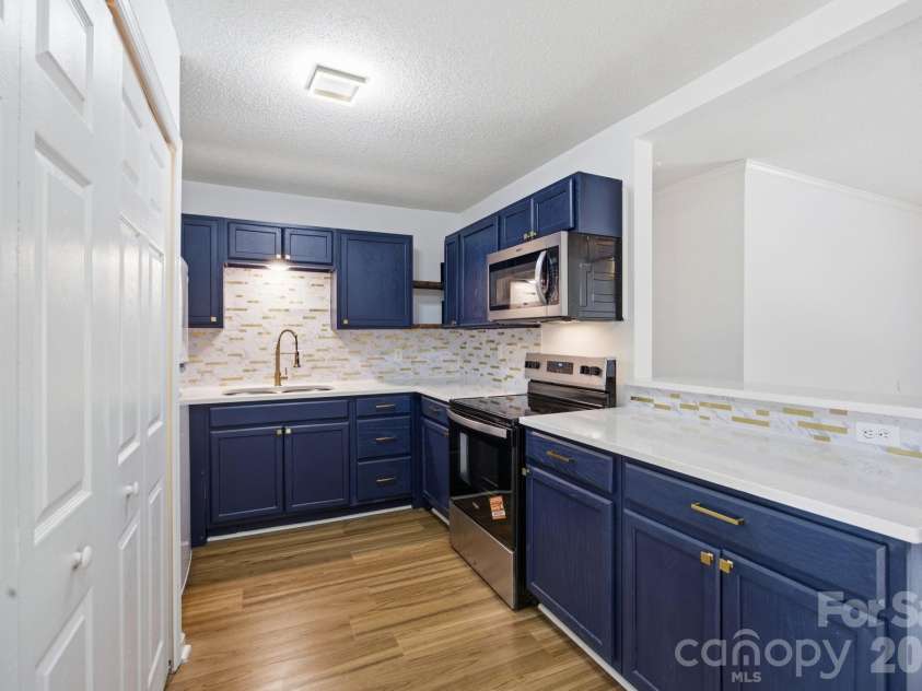 9401 Feldbank Drive, Charlotte, NC 28216.  MLS# CAR4395606, YatesRealty ID 33101. 