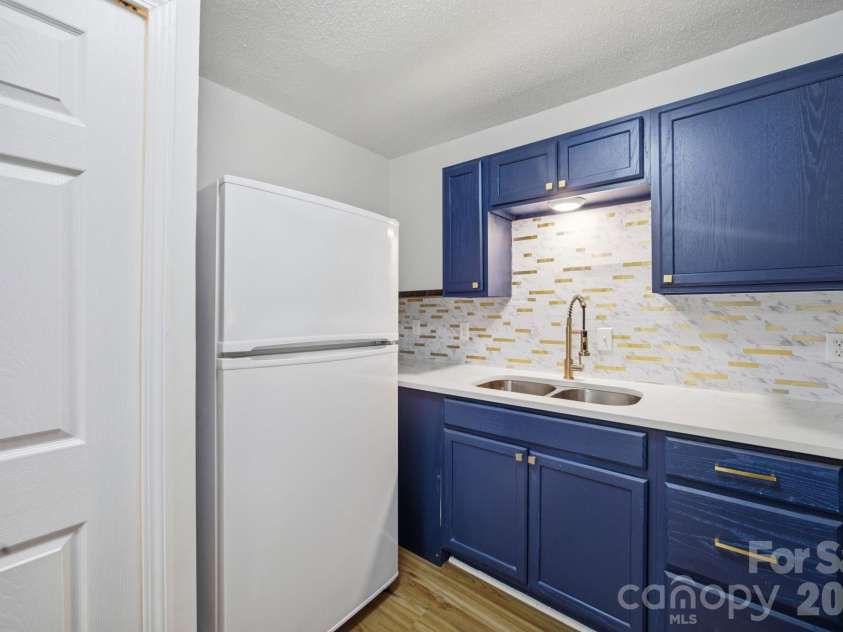 9401 Feldbank Drive, Charlotte, NC 28216.  MLS# CAR4395606, YatesRealty ID 33101. 