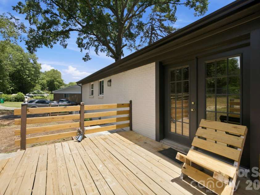 9401 Feldbank Drive, Charlotte, NC 28216.  MLS# CAR4395606, YatesRealty ID 33101. 