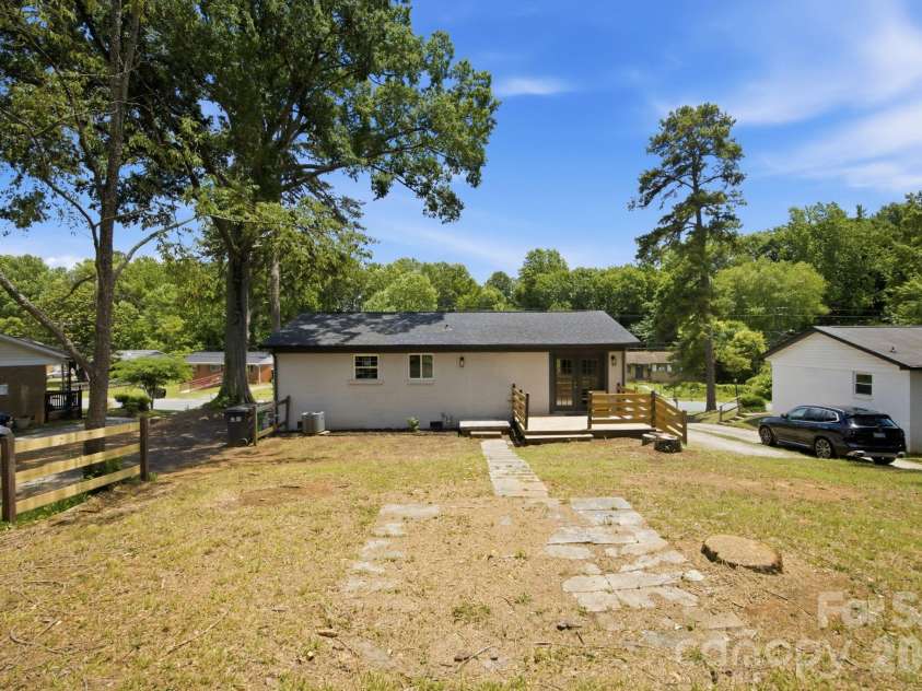 9401 Feldbank Drive, Charlotte, NC 28216.  MLS# CAR4395606, YatesRealty ID 33101. 