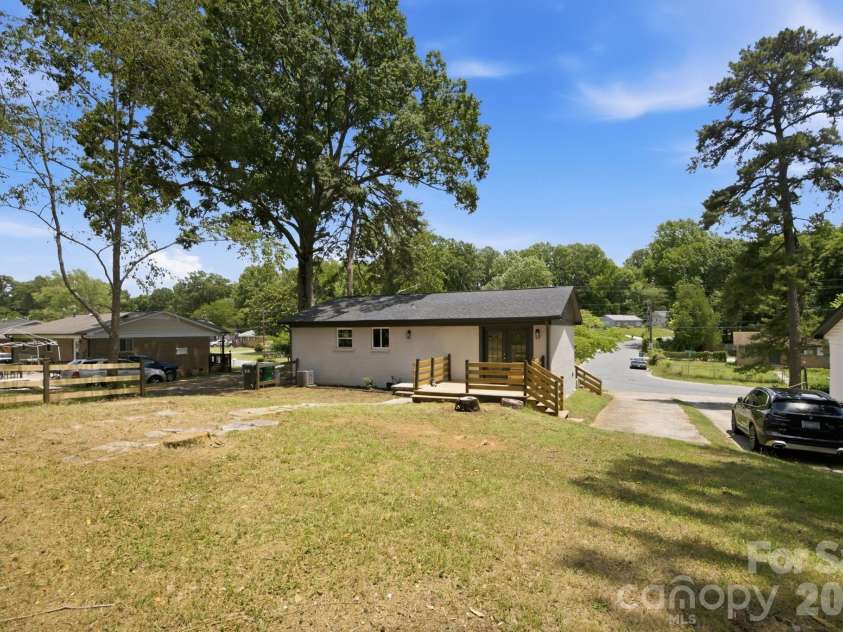 9401 Feldbank Drive, Charlotte, NC 28216.  MLS# CAR4395606, YatesRealty ID 33101. 