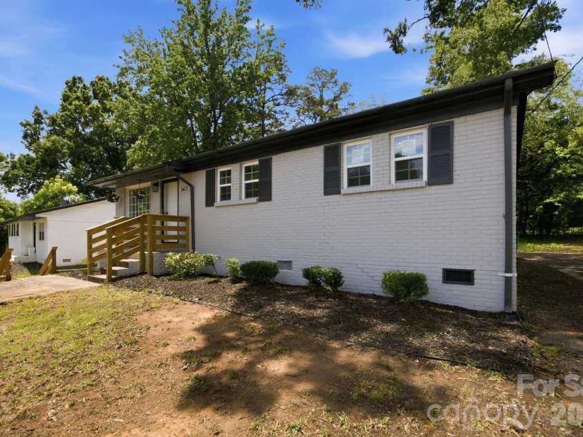 9401 Feldbank Drive, Charlotte, NC 28216.  MLS# CAR4395606, YatesRealty ID 33101. 