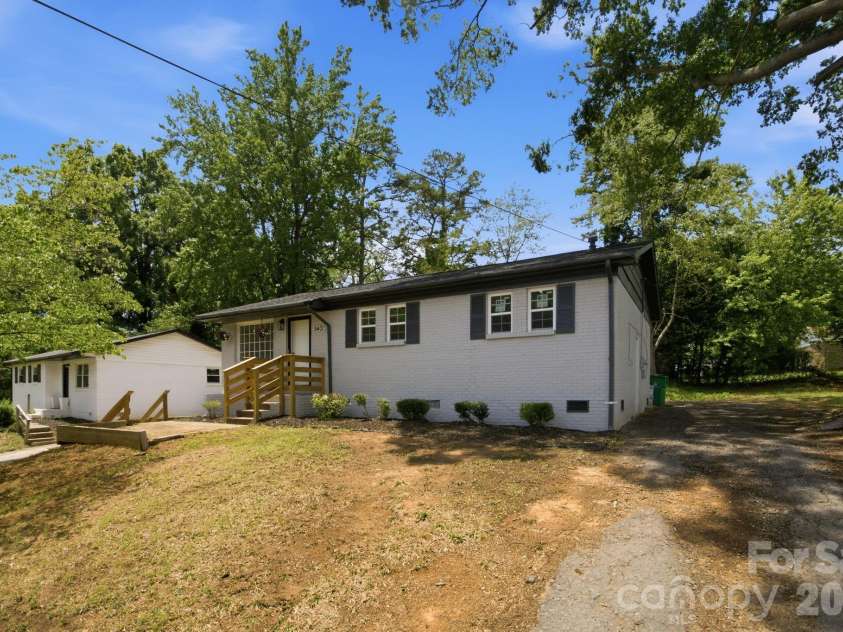 9401 Feldbank Drive, Charlotte, NC 28216.  MLS# CAR4395606, YatesRealty ID 33101. 