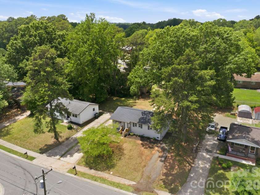 9401 Feldbank Drive, Charlotte, NC 28216.  MLS# CAR4395606, YatesRealty ID 33101. 