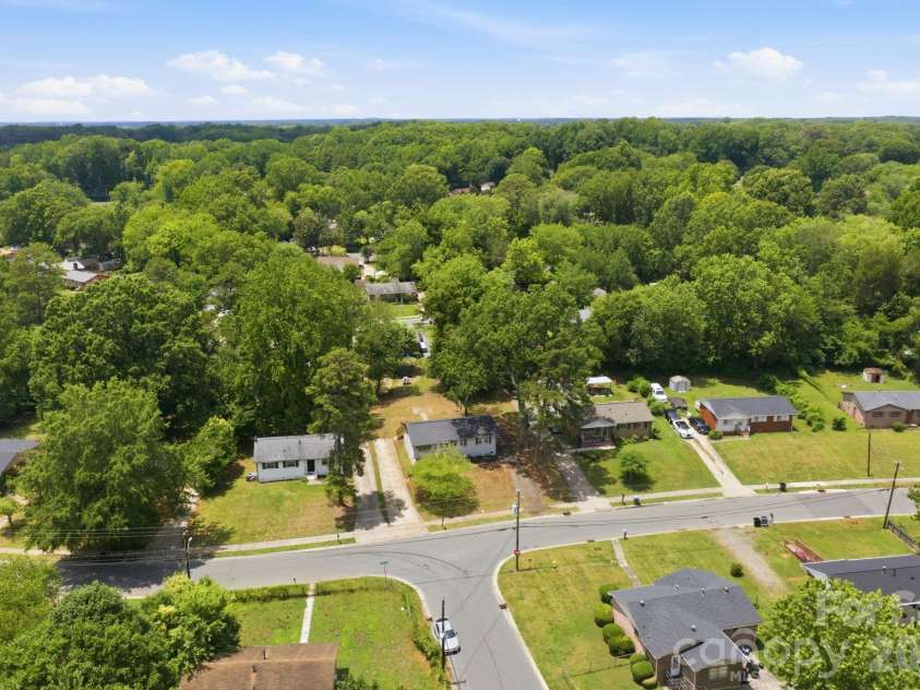 9401 Feldbank Drive, Charlotte, NC 28216.  MLS# CAR4395606, YatesRealty ID 33101. 