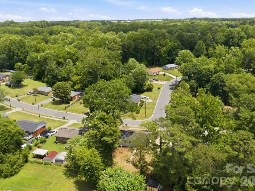 9401 Feldbank Drive, Charlotte, NC 28216.  MLS# CAR4395606, YatesRealty ID 33101. 