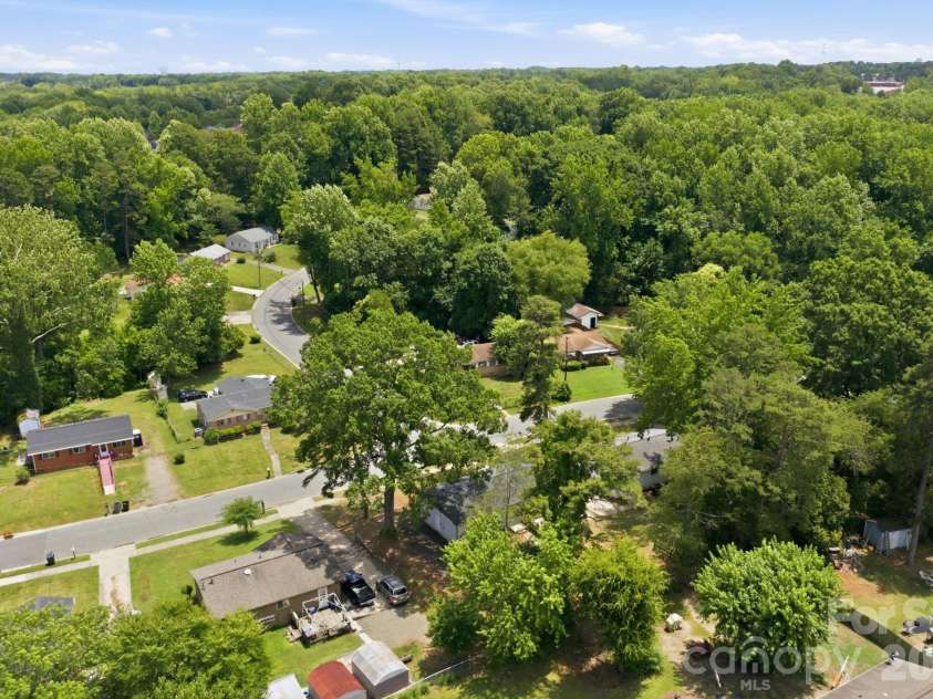 9401 Feldbank Drive, Charlotte, NC 28216.  MLS# CAR4395606, YatesRealty ID 33101. 