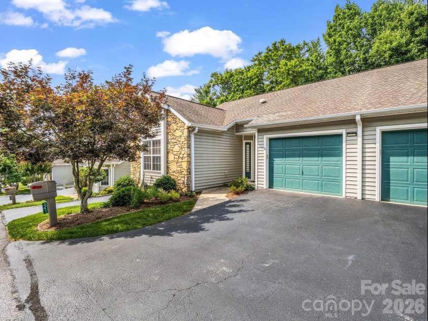 341 Laurel Park Place, Hendersonville, NC 28791.  MLS# CAR4397464, YatesRealty ID 33107. 
