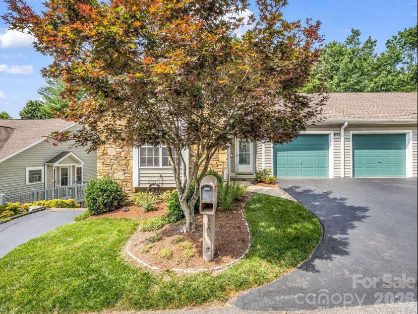 341 Laurel Park Place, Hendersonville, NC 28791.  MLS# CAR4397464, YatesRealty ID 33107. 