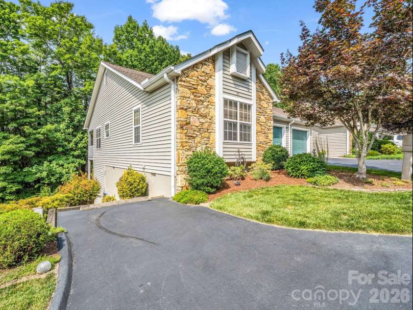 341 Laurel Park Place, Hendersonville, NC 28791.  MLS# CAR4397464, YatesRealty ID 33107. 