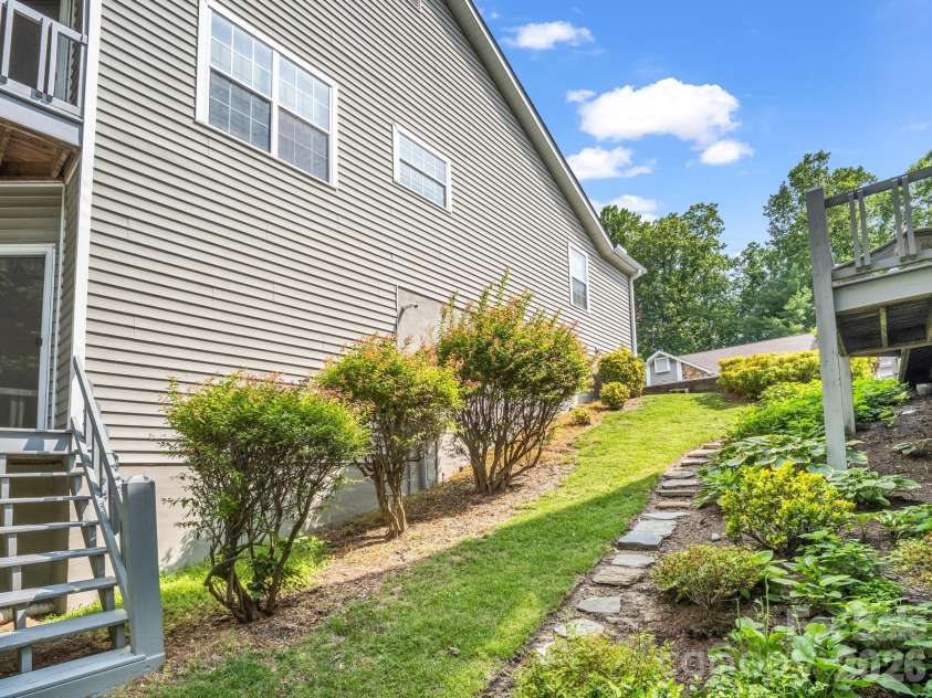 341 Laurel Park Place, Hendersonville, NC 28791.  MLS# CAR4397464, YatesRealty ID 33107. 