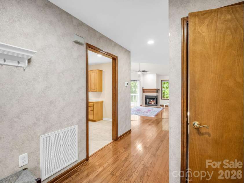341 Laurel Park Place, Hendersonville, NC 28791.  MLS# CAR4397464, YatesRealty ID 33107. 