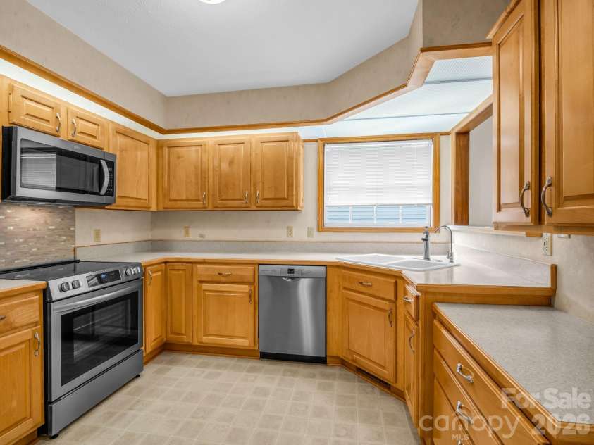 341 Laurel Park Place, Hendersonville, NC 28791.  MLS# CAR4397464, YatesRealty ID 33107. 