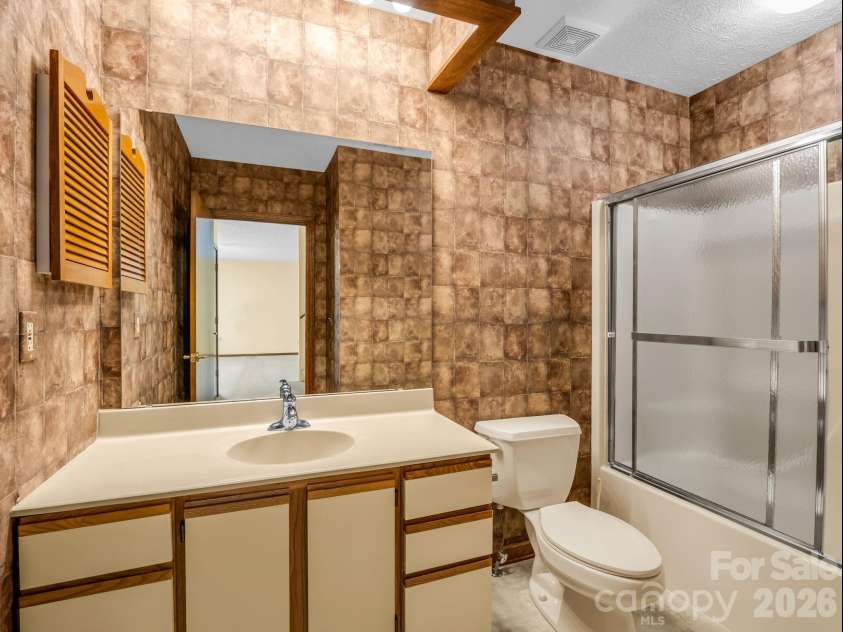 341 Laurel Park Place, Hendersonville, NC 28791.  MLS# CAR4397464, YatesRealty ID 33107. 