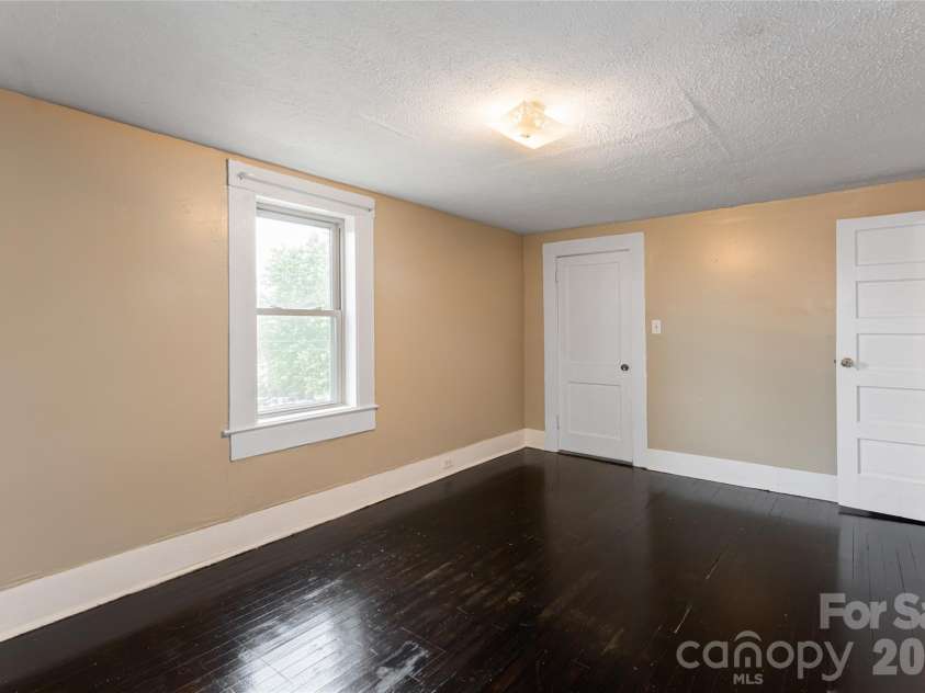 22 Pine Grove Avenue, Asheville, NC 28801.  MLS# CAR4185967, YatesRealty ID 3311. 