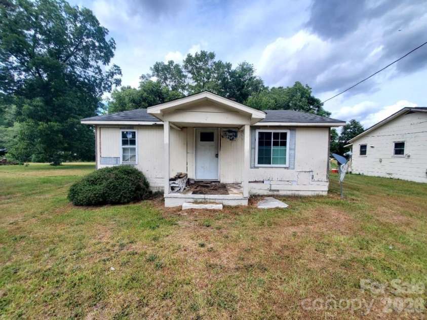 209 James Street, La Grange, NC 28551.  MLS# CAR4397903, YatesRealty ID 33110. 