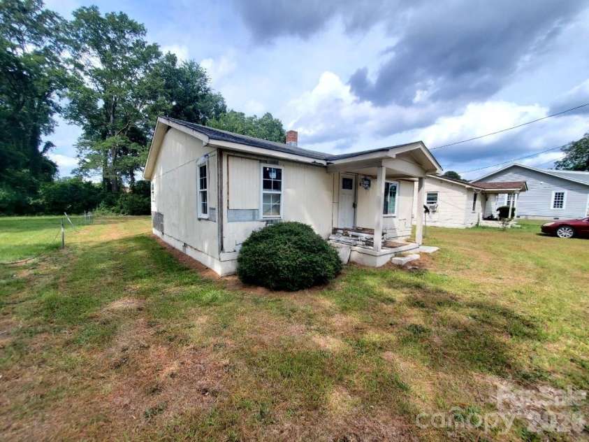 209 James Street, La Grange, NC 28551.  MLS# CAR4397903, YatesRealty ID 33110. 