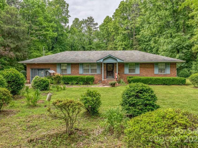 4008 David Cox Road, Charlotte, NC 28269.  MLS# CAR4290845, YatesRealty ID 33111. 
