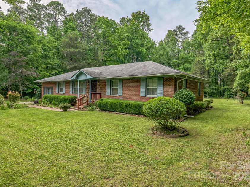 4008 David Cox Road, Charlotte, NC 28269.  MLS# CAR4290845, YatesRealty ID 33111. 