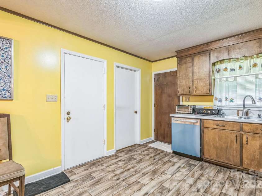 4008 David Cox Road, Charlotte, NC 28269.  MLS# CAR4290845, YatesRealty ID 33111. 