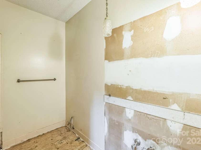 4008 David Cox Road, Charlotte, NC 28269.  MLS# CAR4290845, YatesRealty ID 33111. 