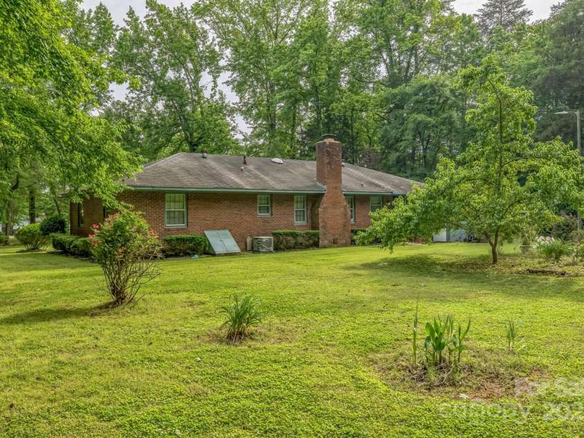 4008 David Cox Road, Charlotte, NC 28269.  MLS# CAR4290845, YatesRealty ID 33111. 