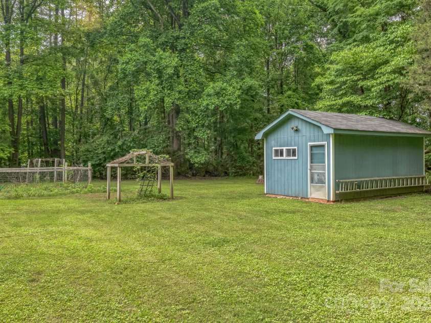 4008 David Cox Road, Charlotte, NC 28269.  MLS# CAR4290845, YatesRealty ID 33111. 